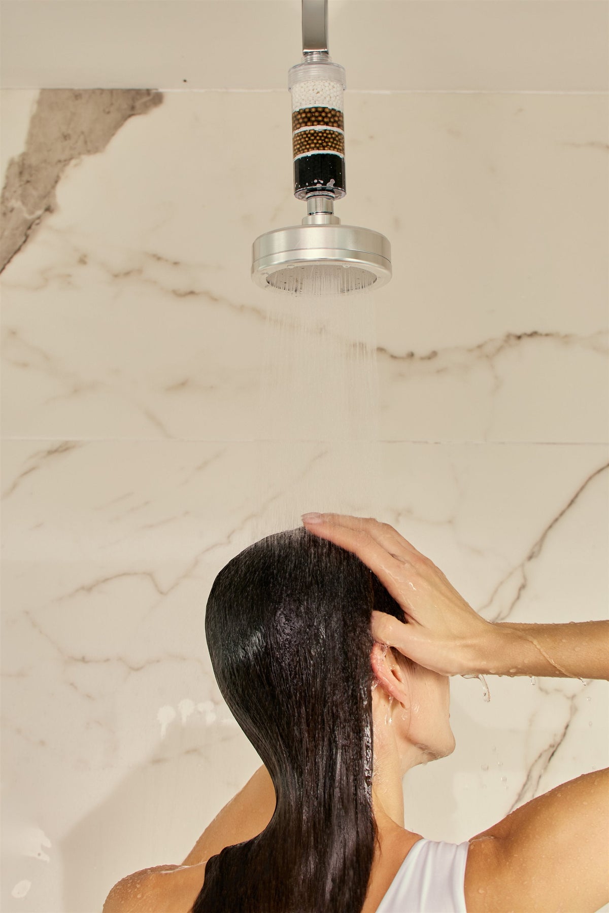 Lavagem de cabelo com água filtrada
