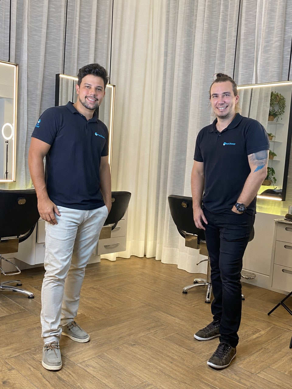 Patrick e Felipe, fundadores da Pure Shower, em um salão
