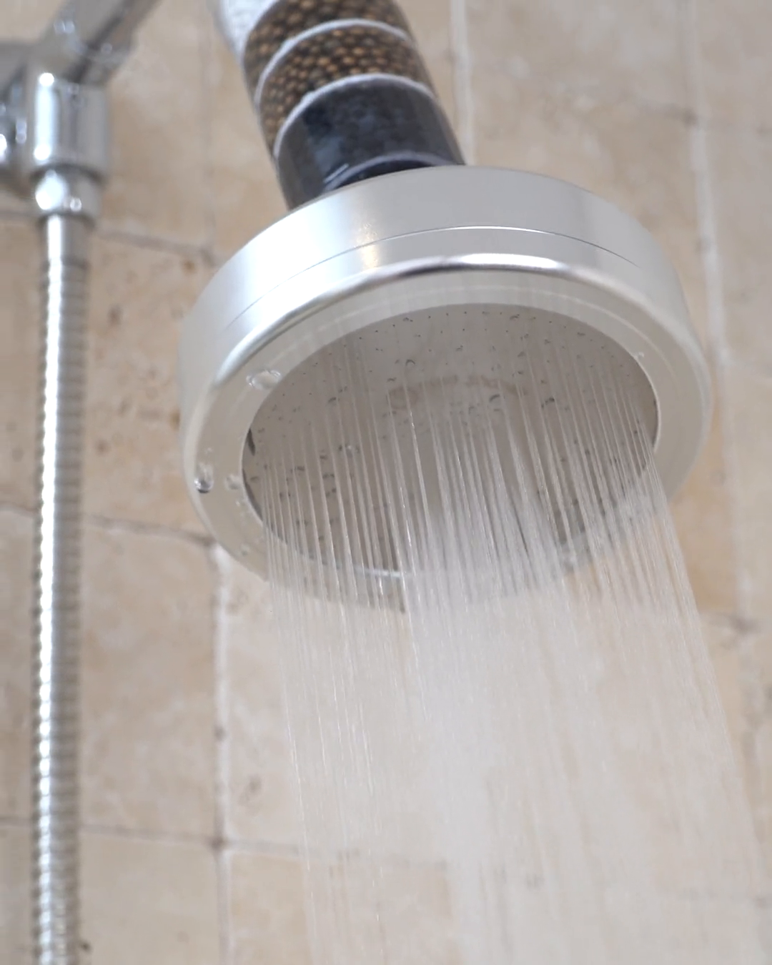 Pure Shower Select em uso, agua jorrando