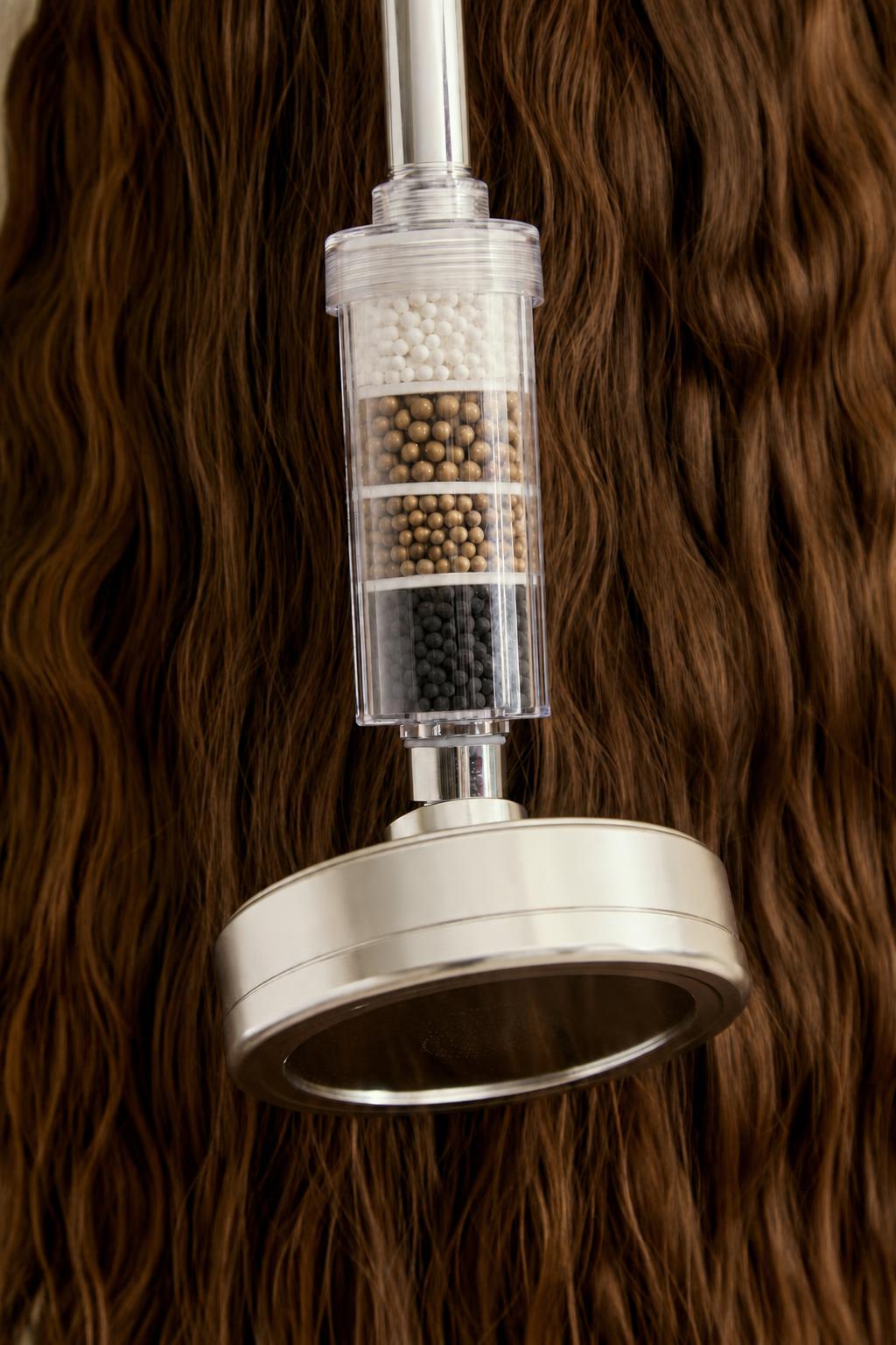 Chuveiro Pure Shower com refil de esferas minerais sobre cabelo ruivo